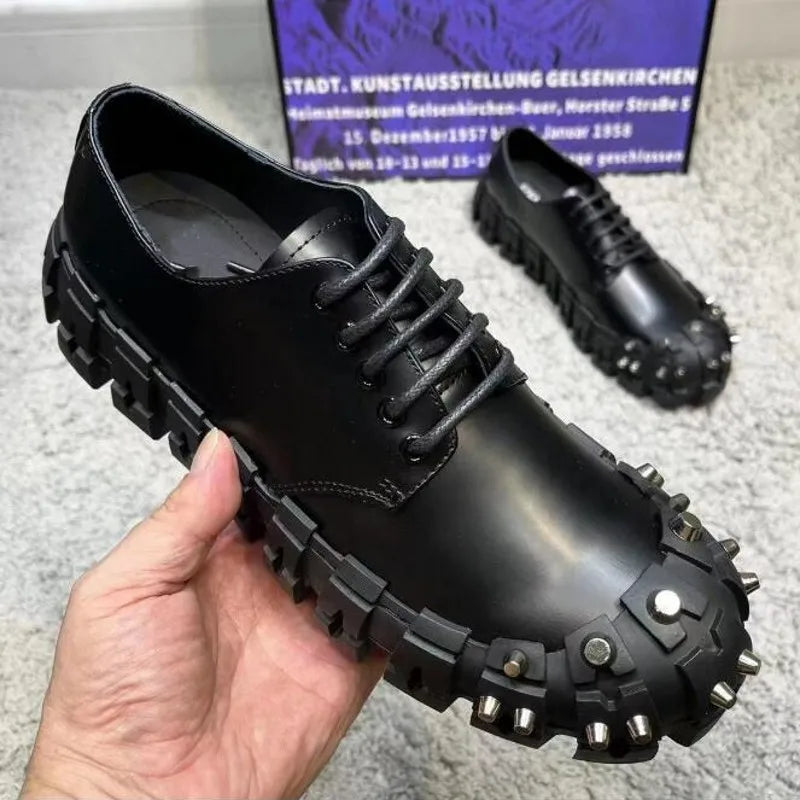 2023 Kuhleder Nieten Freizeitschuhe Mode Dicke Ferse Herren Anzugschuhe