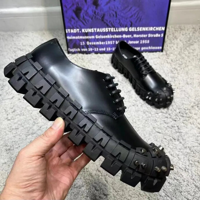 2023 Kuhleder Nieten Freizeitschuhe Mode Dicke Ferse Herren Anzugschuhe